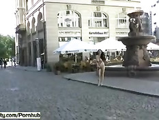 Брюнетка Тина показывает большие сиськи и бритую письку на улицах