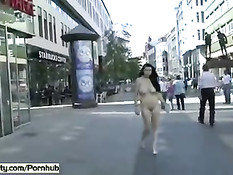 Брюнетка Тина показывает большие сиськи и бритую письку на улицах