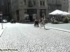 Брюнетка Тина показывает большие сиськи и бритую письку на улицах