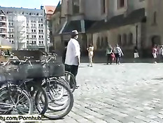 Брюнетка Тина показывает большие сиськи и бритую письку на улицах