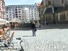 Брюнетка Тина показывает большие сиськи и бритую письку на улицах