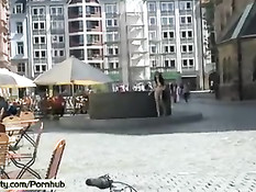 Брюнетка Тина показывает большие сиськи и бритую письку на улицах