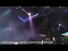 Две голые лесбиянки весело проводят время после шумной дискотеки