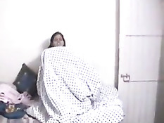 Индийская девушка моется в душе с парнем и снимается в секс видео
