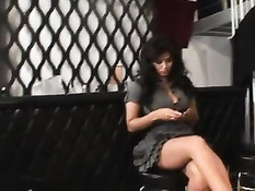 Брюнетка Sunny Leone оттрахала свою лесбийскую подружку руками