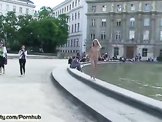 Чешские девчонки без комплексов ходят голышом шокируя прохожих