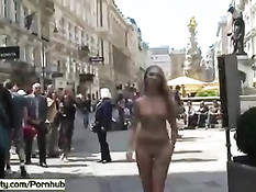 Смелые чешские девчонки снова шокируют прохожих гуляя голышом