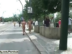 Бесстыжие девки Leonelle и Laura гуляют голышом по улицам города