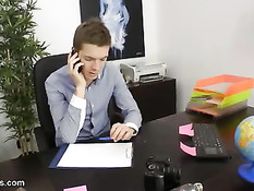 Русская девушка так хотела получить работу, что согласилась на анал