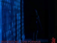 Брюнетка в красных колготках Bobbi Starr издевается над секс рабом