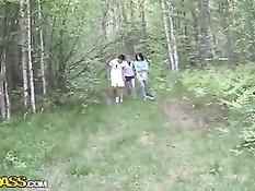 Русские студенты нашли в лесу свободное место и устроили групповуху