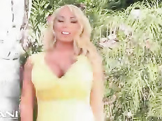 Роскошная блондинка Mary Carey показывает на улице грудь и киску