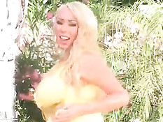 Роскошная блондинка Mary Carey показывает на улице грудь и киску