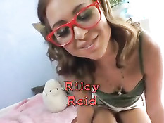 Молодая шалава с маленькой грудью Riley Reid оттрахана бойфрендом