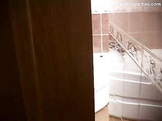 Пацан зашёл в ванную и отъебал на унитазе рыжую русскую студентку