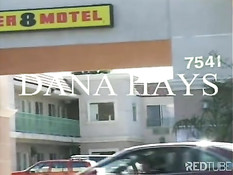 Сисястую женщину Dana Hayes отодрали в выбритую киску и в очко