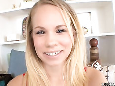 Молодая красавица с большой грудью Britney Young умеет сосать хуй