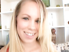 Молодая красавица с большой грудью Britney Young умеет сосать хуй