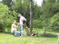 Парень в лесу занимался ананизмом, но подоспел его голубой дружок