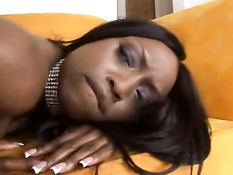 Чернокожая порно звезда с большой грудью Jada Fire ебётся с негром