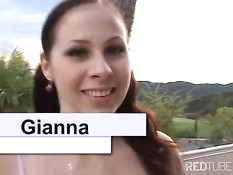Gianna Michaels отсасывает на улице у бассейна и дрочит сиськами