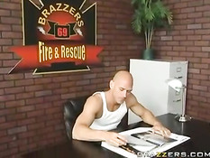 Сексуальная порно звезда Nikki Benz подрочила лысому пожарному