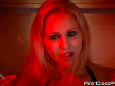 Порно фетиша блондинки Julia Ann, которая делает минет с сигаретой