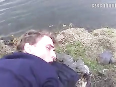 Голубой чешский парень согласился подрочить и отсосать на природе