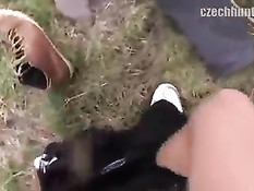 Голубой чешский парень согласился подрочить и отсосать на природе