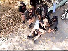 Групповое порно застрявшей на дороге блондинки и группы байкеров