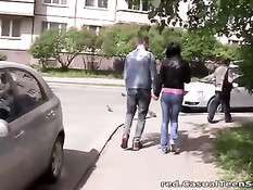 Пацан подарил русской тёлке цветы и повёл домой чтобы оттрахать