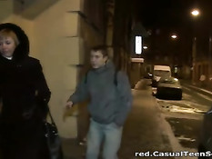 Он встретил на ночной улице девчонку и уговорил её сняться в порно