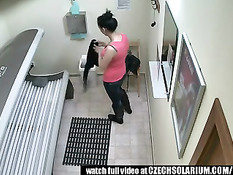 Скрытая камера в солярии запечатлела мастурбирующую девчонку