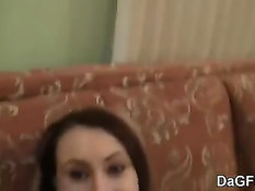 Молодой человек с видеокамерой снимает частное порно с подругой