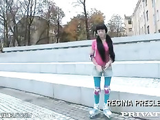 Русская брюнеточка Regina Presley сделала минет и получила в анал