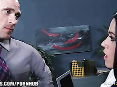 Секретарша с большими сиськами и пирсингом в носу показала киску