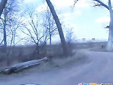 Пара Кайла и Бен выехали на природу, чтобы в лесу заняться сексом