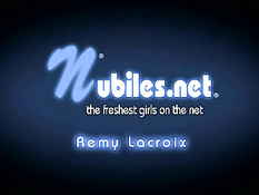 Молодая Remy Lacroix мастурбирует анус и киску вибратором и рукой
