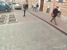 Парень встретил на улице русскую студентку Катю и трахнул её дома