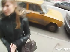 Парень встретил на улице русскую студентку Катю и трахнул её дома