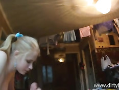Пацан с видеокамерой познакомился с Машей и снял с ней порно клип