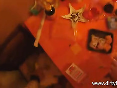 Пацан с видеокамерой познакомился с Машей и снял с ней порно клип