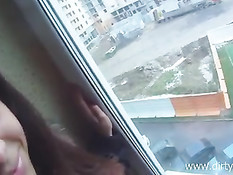 Встретил на остановке свою подругу Яну и трахнул у себя на балконе