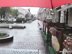 Мужик спас от дождя студентку Марию и уломал её на порно съёмку