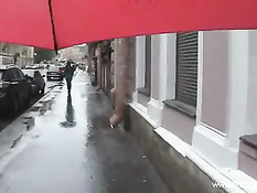 Мужик спас от дождя студентку Марию и уломал её на порно съёмку