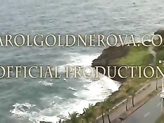 Сисястая чешская красотка Carol Goldnerova позирует перед зеркалом