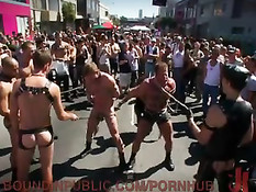 В ночном клубе для геев на сцене идёт возбуждающее анальное шоу