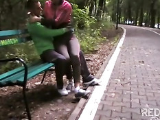Бег трусцой по парку для этой молодой пары превращается в минет