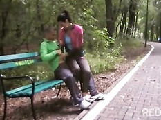 Бег трусцой по парку для этой молодой пары превращается в минет