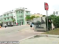 Блондинка трахается с мужчиной в зеркальном кубе посреди города